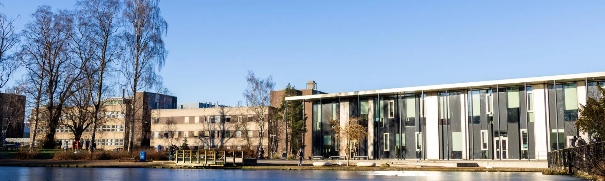 Heriot Watt University with lake and trees