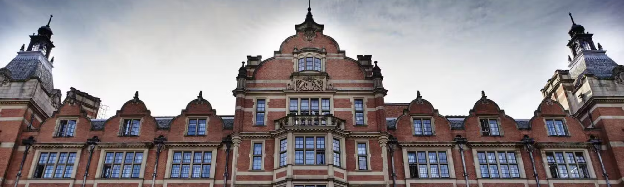 Can I use an alternative gown supplier for  London School of Economics ?