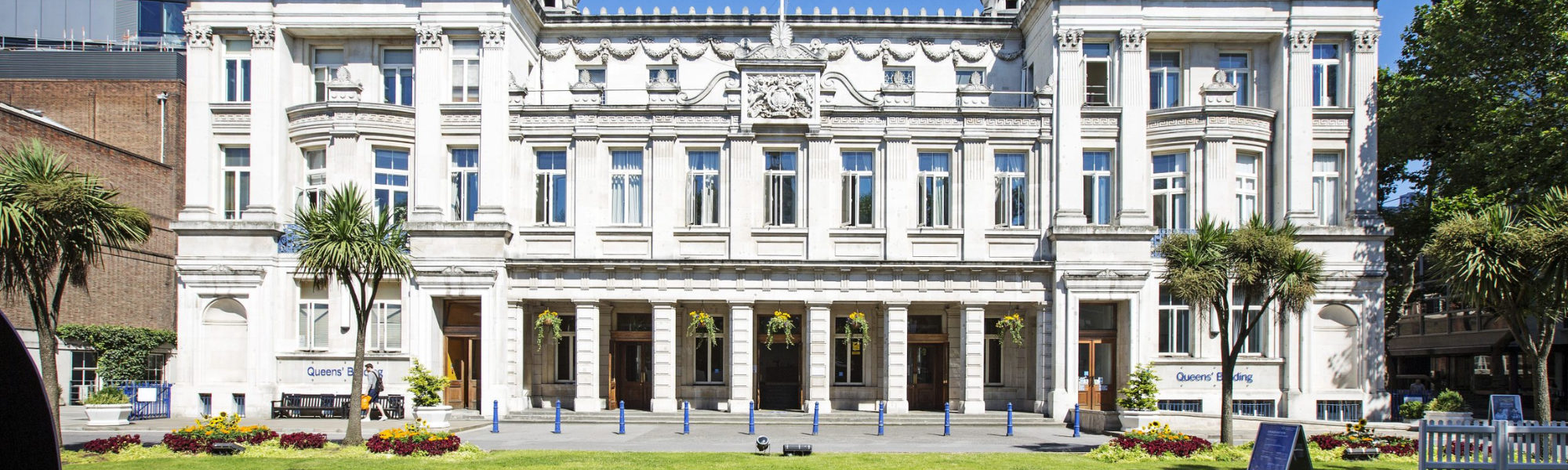 Can I use an alternative gown supplier for Queen Mary, University of London?