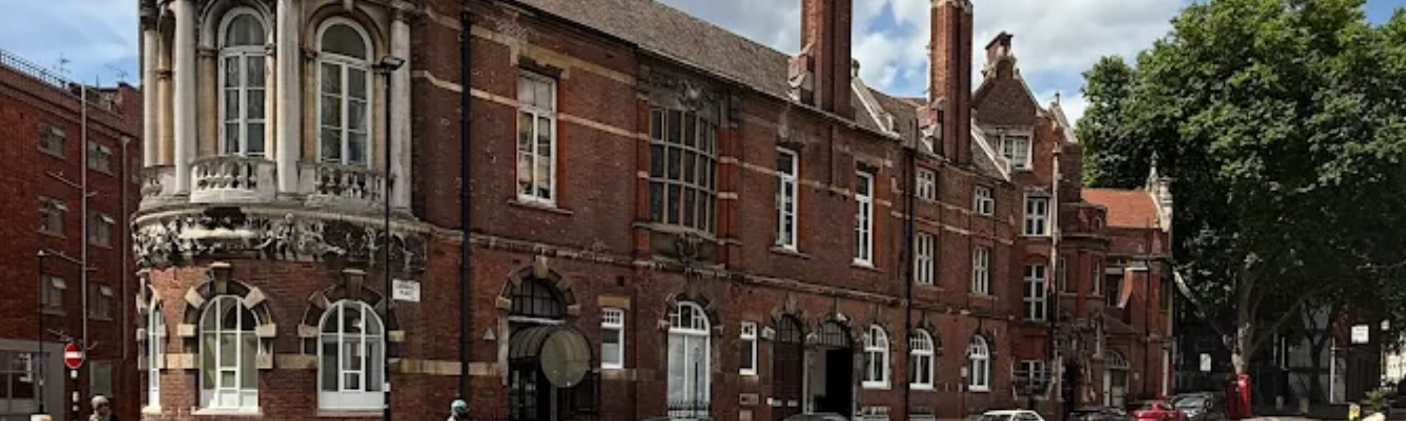 Can I use an alternative gown supplier for Urdang Academy?