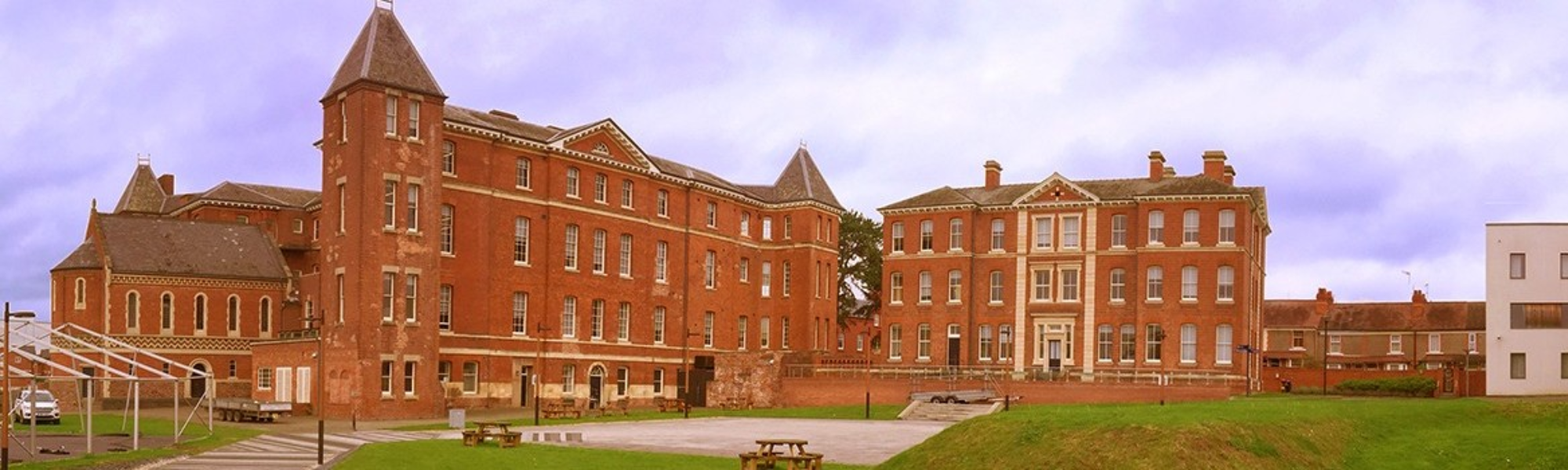 Can I use an alternative gown supplier for Worcester University?