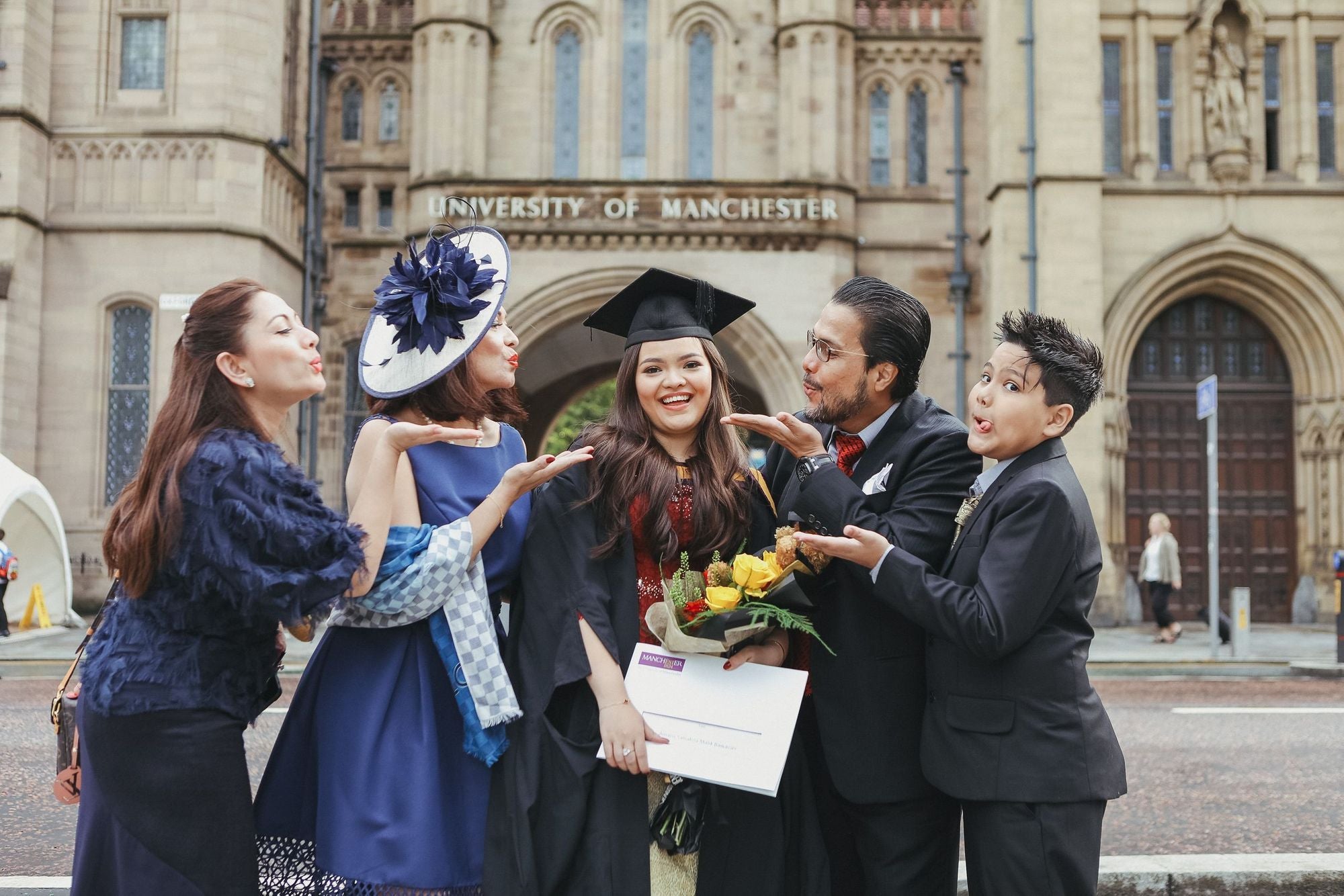 GRADUATE PHOTOS GRADUATION FAMILY