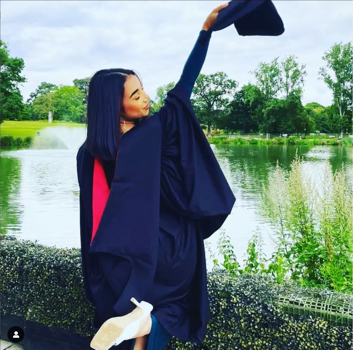 University of Essex Bachelors Graduation Set – Churchill Gowns
